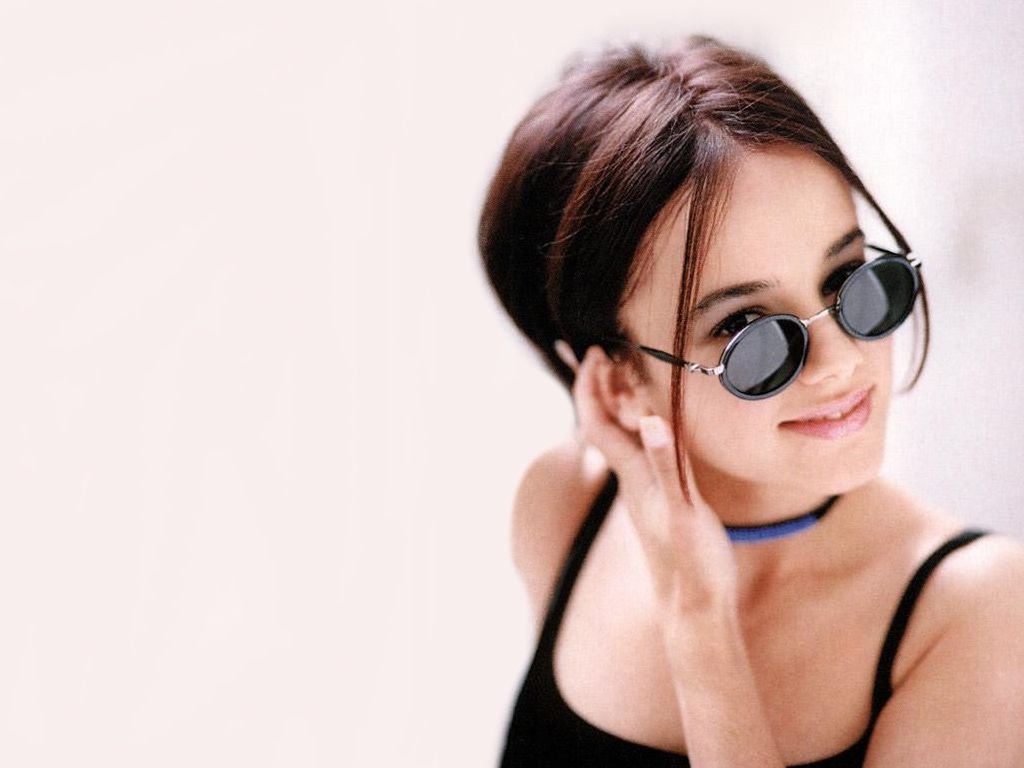 [Alizee 1024x768 14 desktop stars wallpapers[2].jpg]